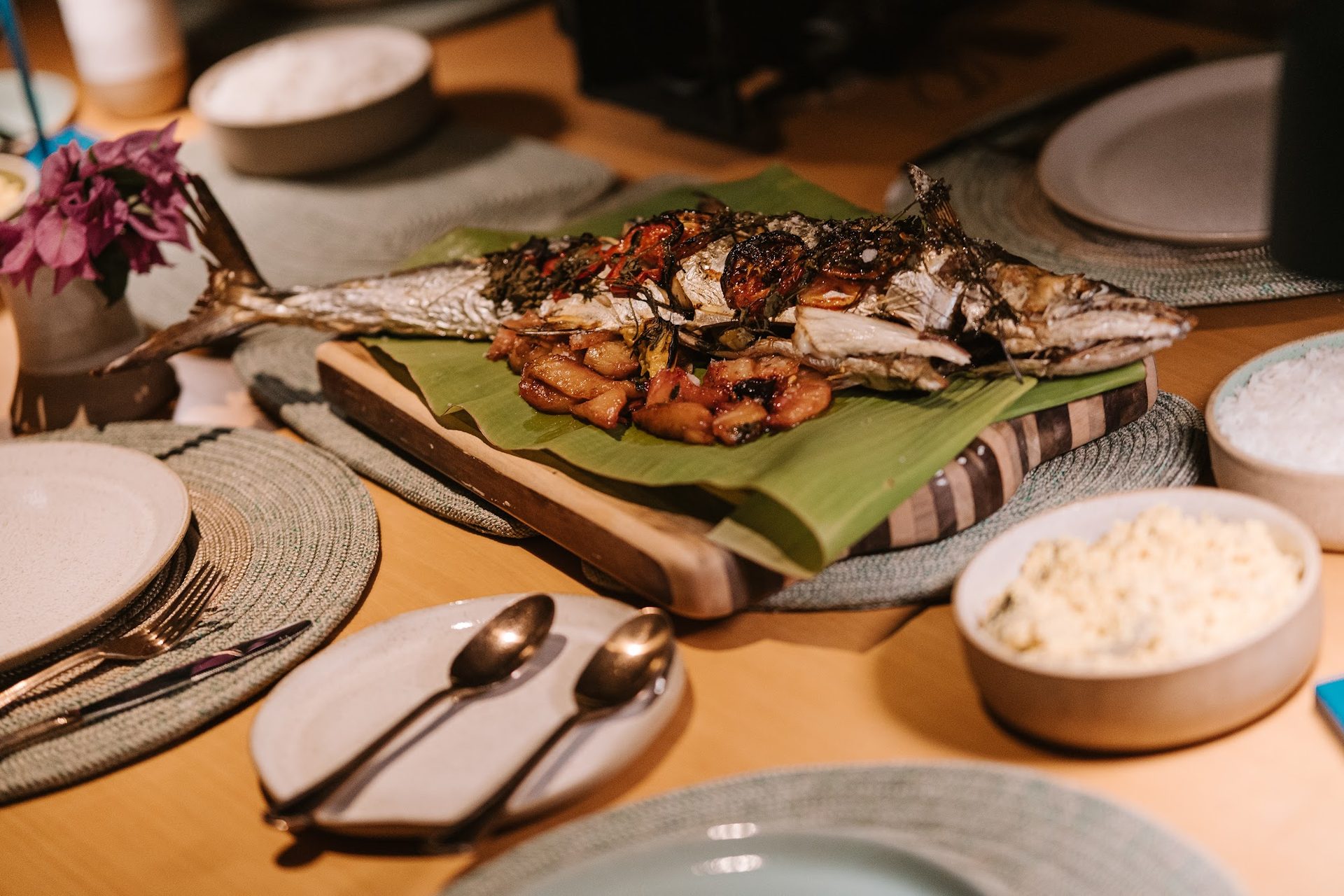 Peixe servido à mesa no restaurante da Pousada Mestizo