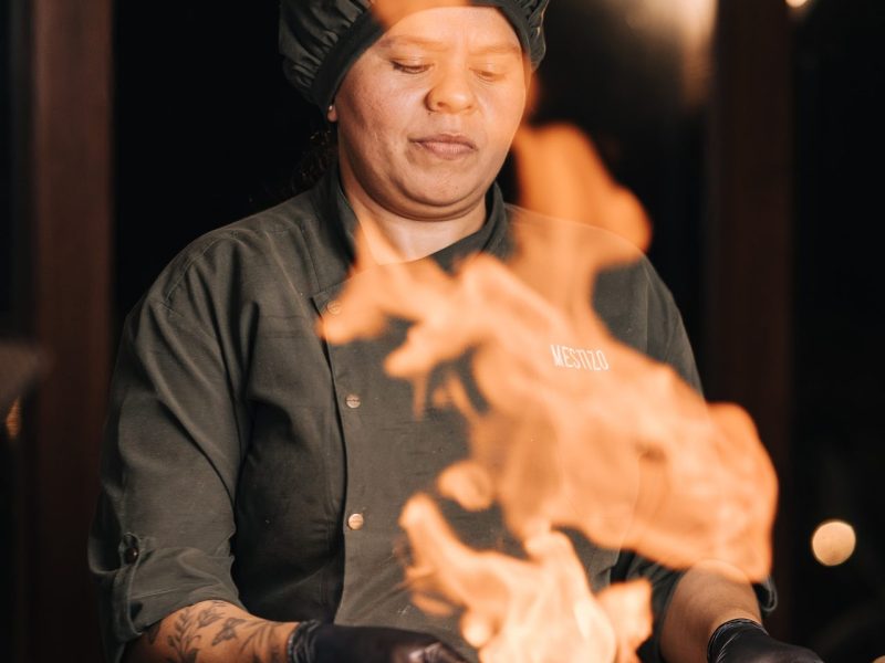 Prato flambado na cozinha da Pousada Mestizo