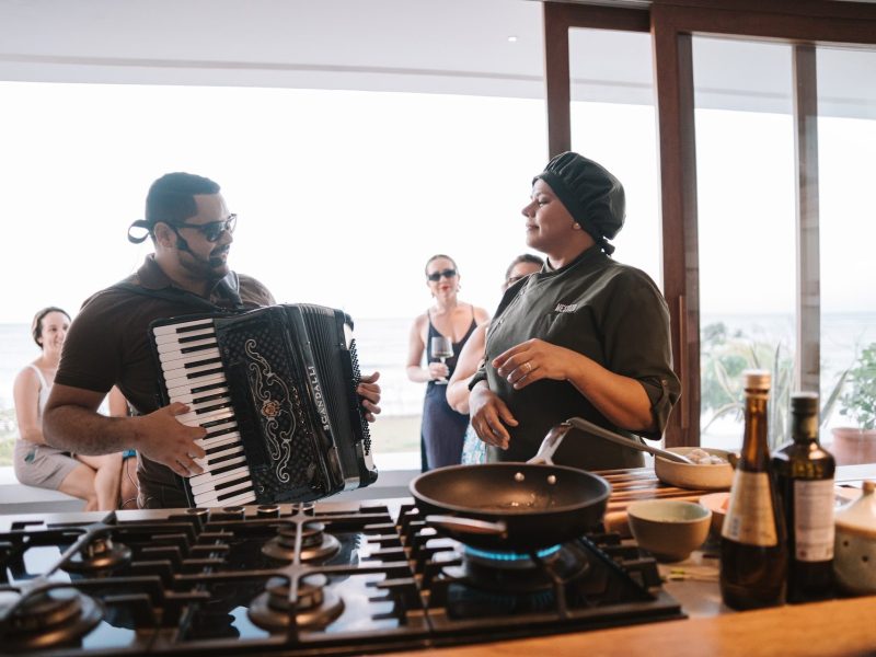 Noite com música na cozinha da Pousada Mestizo